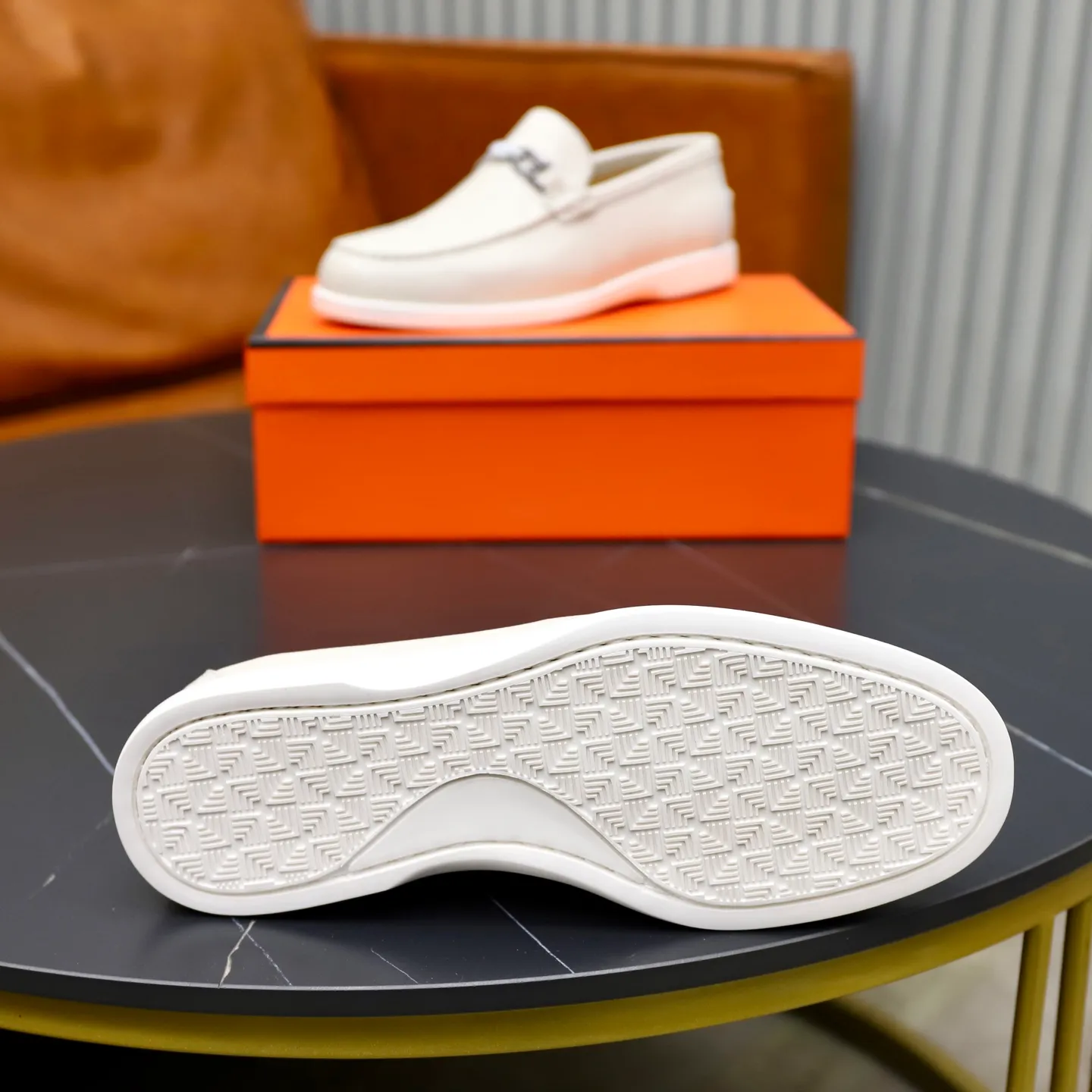 Ex-factory price: 560💰Hermès/Hermès slip-on men's shoes. This shoe is made of imported pebbled cowhide. It has simple and smooth lines and is combined with aerodynamically designed 3CM rubber foam ultra-light soles! Youthful and fashionable, classic H-shaped hardware buckle decoration, calf lining gently wraps the feet, with logo cowhide feet, casual and urban style, highlighting youthful vitality, sports and leisure version, super versatile, code number: 38-39-40-41-42-43-44 standard leather shoe size (45 can be customized but does not support returns)